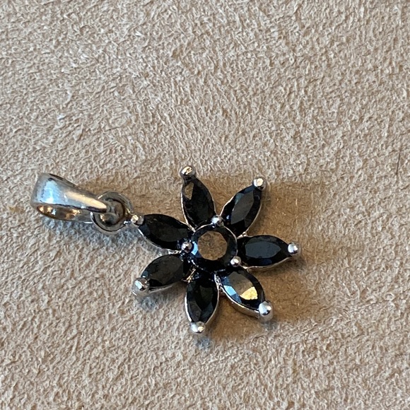 Black flower earrings and pendant set - Picture 4 of 6